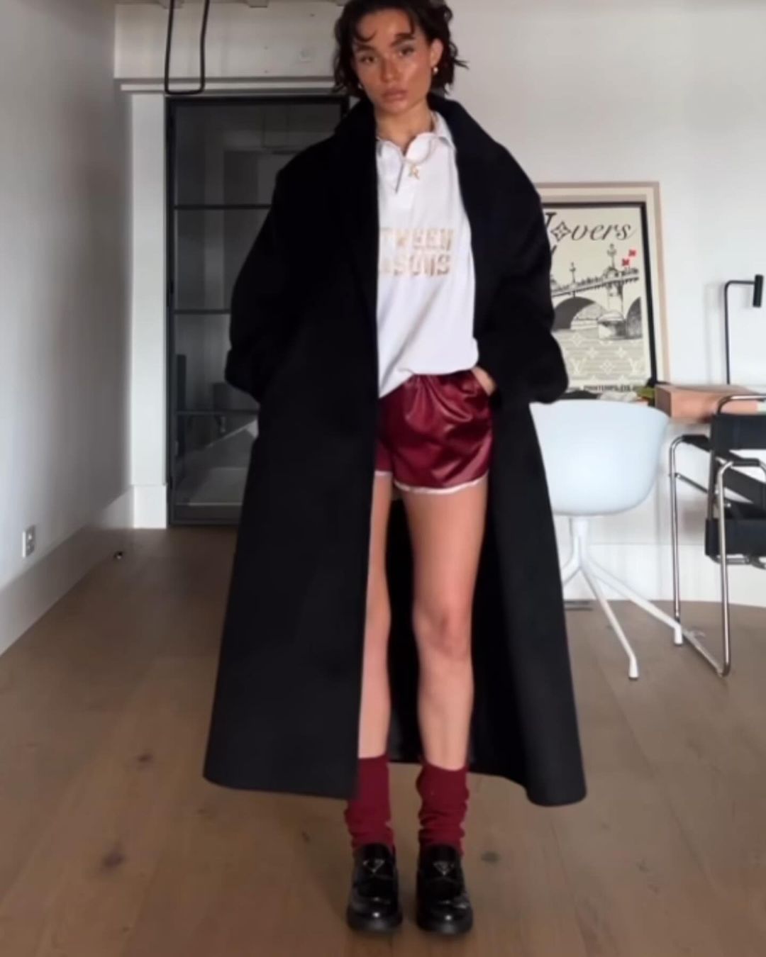 Стилист показала трендовый цвет одежды, который можно легко совмещать: модные фото